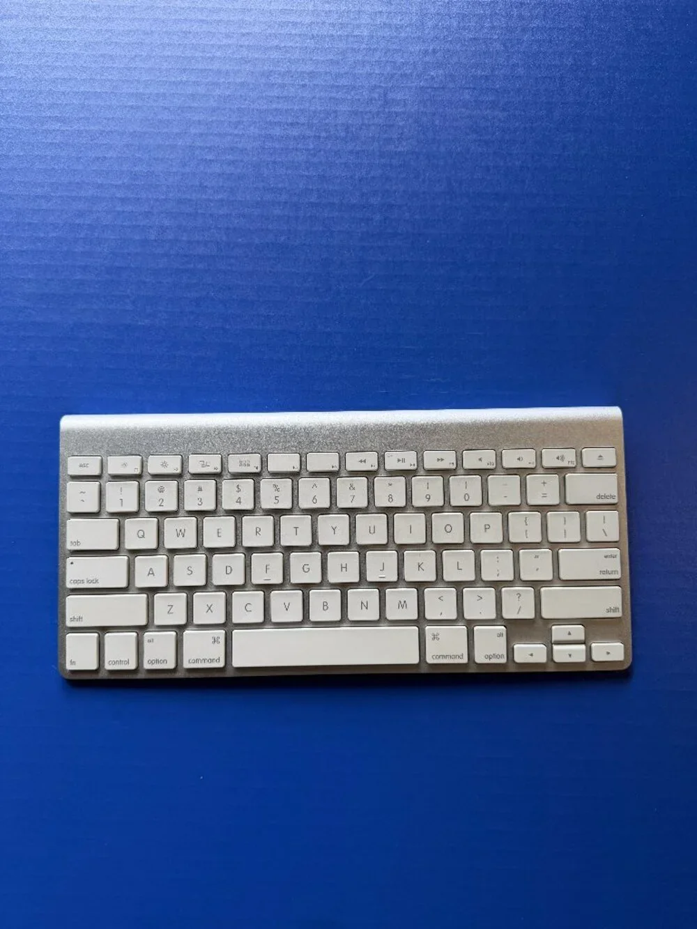 Apple A1314 Wireless Keyboard MC184LL/A White Keys Aluminum Metal Base 2 AA